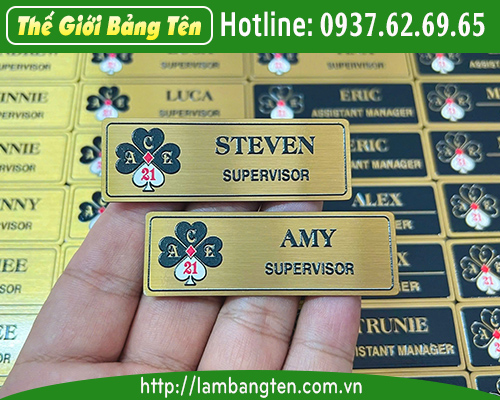 bảng tên đeo áo nhân viên nhà hàng inõ vàng xước in uv